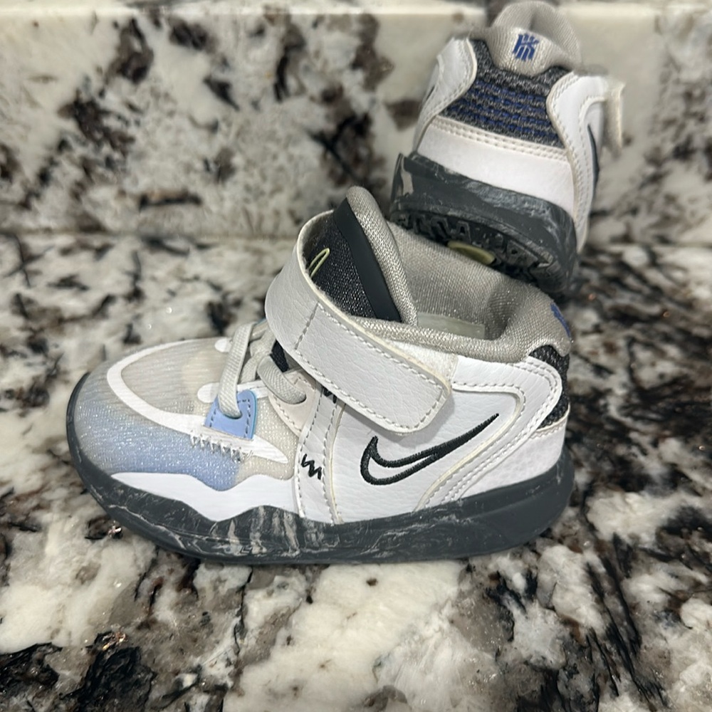 Nike KYRIE size 6C